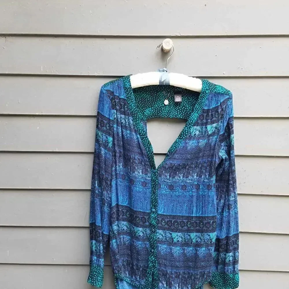 BKE Black Blue Green Top with a cut out in the back size Medium